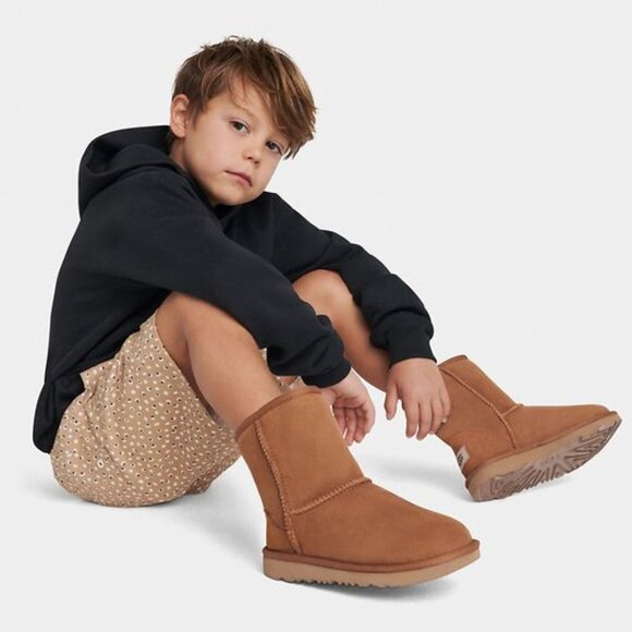 UGG Unisex Kids Classic Short Boots - Picture 2 of 7